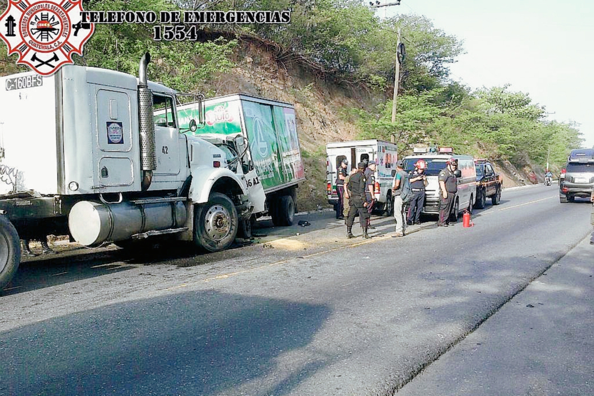 Socorristas acuden a emergencia en el km 133 de la ruta al Atlántico, donde un camión tráiler chocó contra un camión. (Foto Prensa Libre: CBMD)