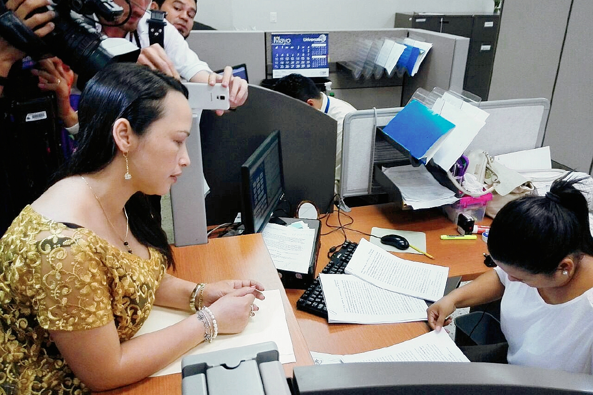 María Trinidad de Codisra, presentó la denuncia en la oficina de atención permanente del MP (Foto Prensa Libre: Edwin Bercián)