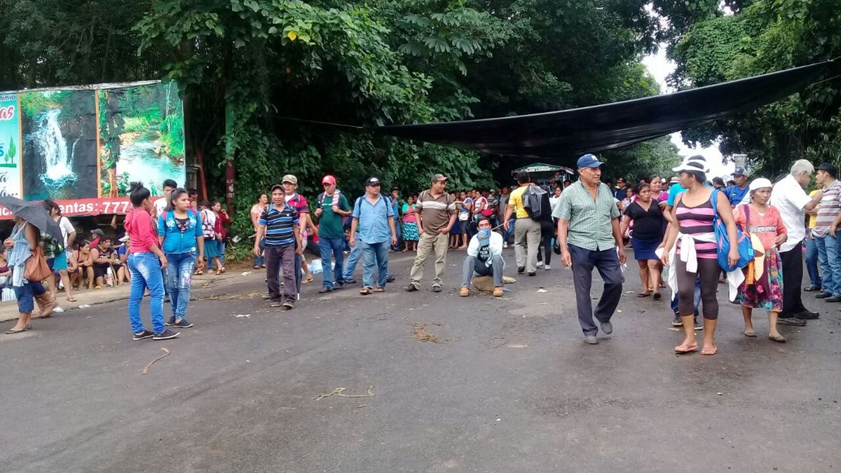 A finales de junio último, el paso por el km 212 de la ruta al Suroccidente, en Colomba, Quetzaltenango, fue bloqueado.  (Foto Prensa Libre: Cortesía)