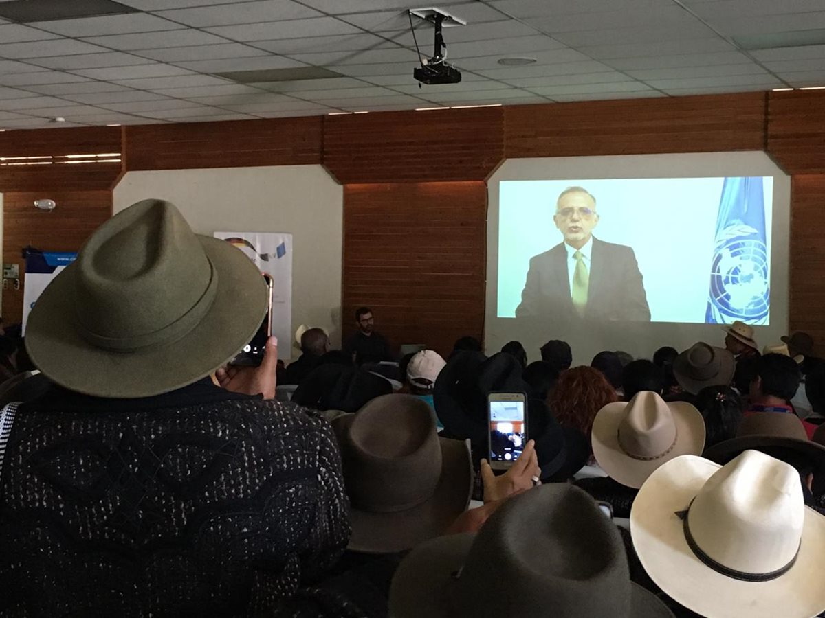 Un video que grabó el comisionado Iván Velásquez fue reproducido para más de 200 autoridades indígenas en Atitlán, Sololá. (Foto Prensa Libre: Cicig)