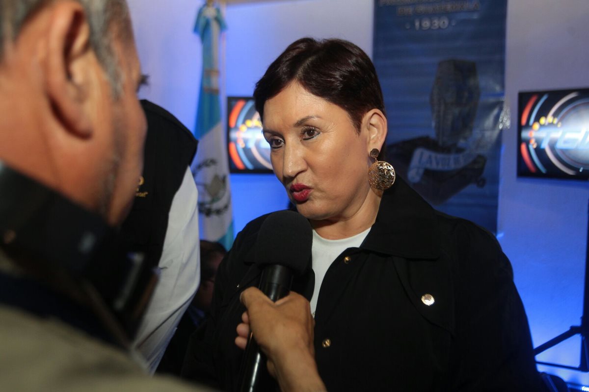 Fiscal General Thelma Aldana da declaracones en centro de cómputo. (Foto Prensa Libre: álvaro Interiano)