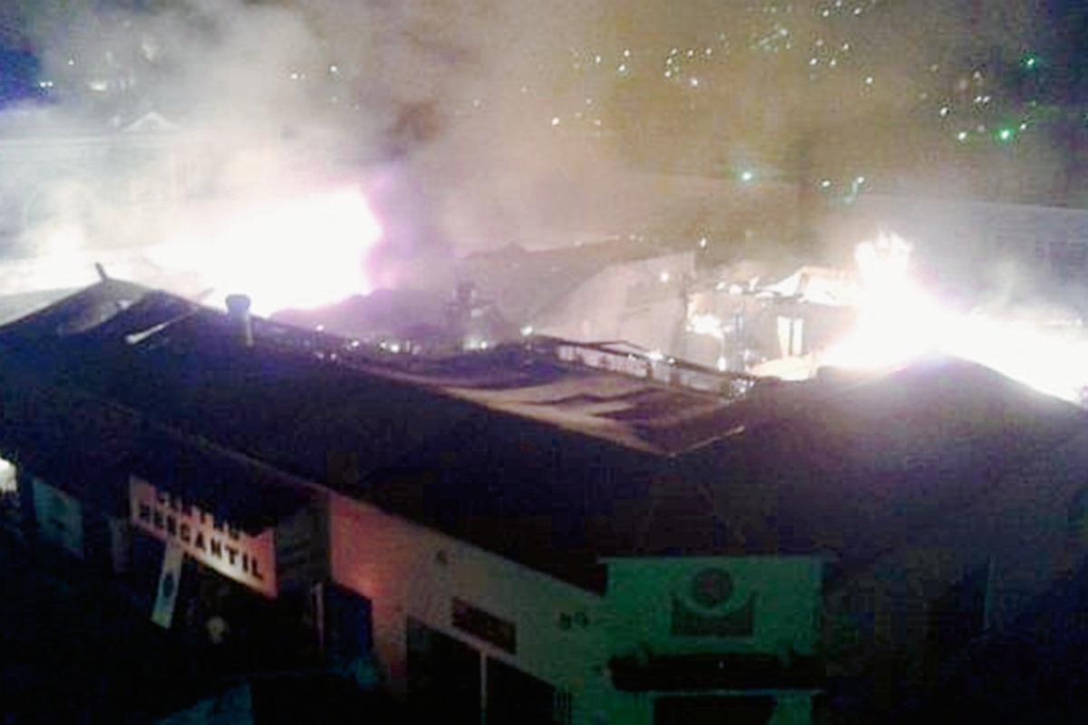 Vista del incendio en negocios del Centro Histórico de Quetzaltenango. (Foto Prensa Libre: Carlos Ventura)