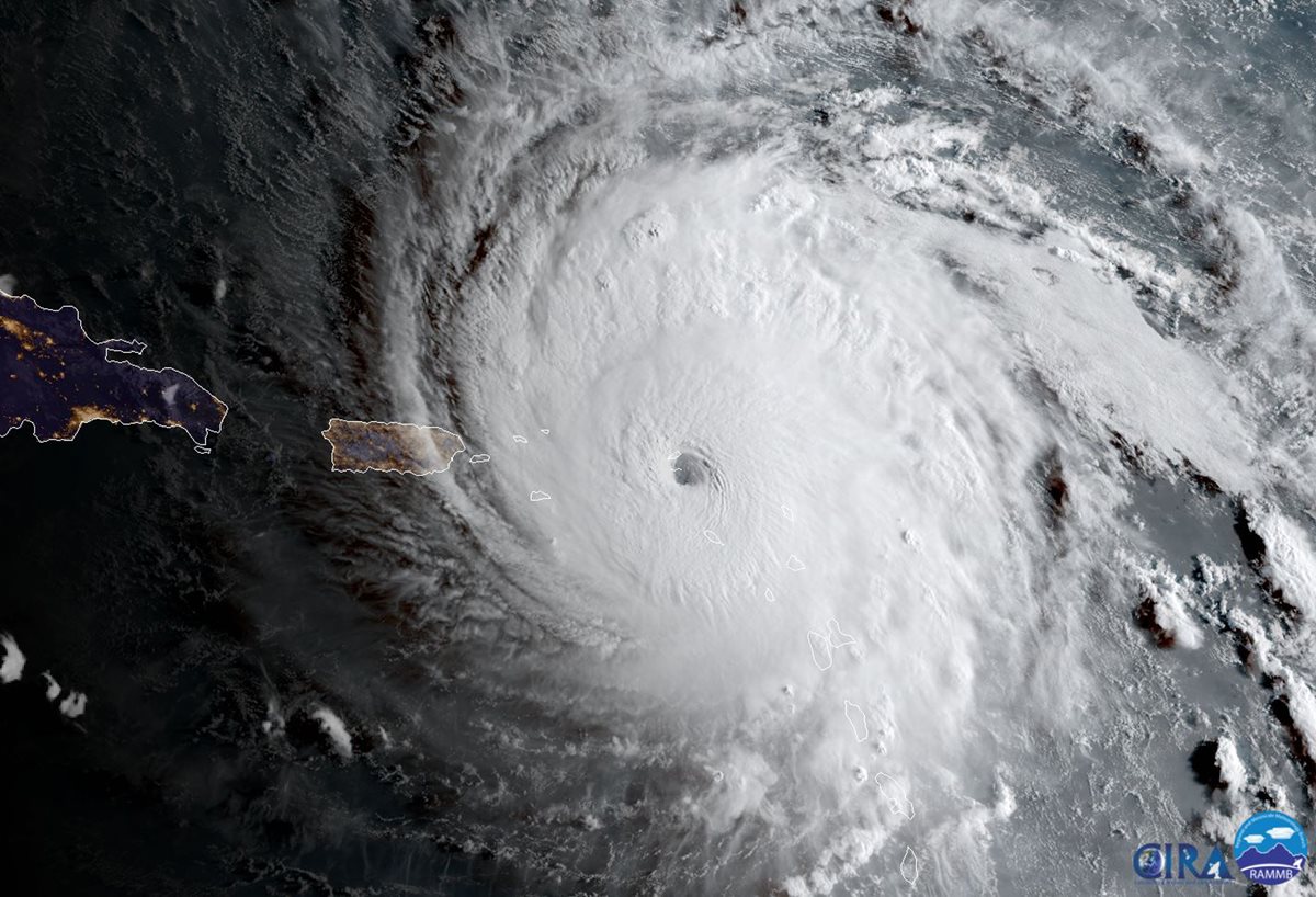 El ojo del huracán Irma pasa  sobre las Antillas Menores golpeando las islas caribeñas de St. Martin y Anguila. (AP).