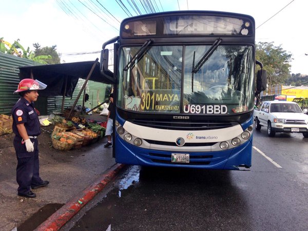 La unidad de Transurbano fue atacada a balazos en el ingreso a la colonia Atlántida, zona 18. (Foto Prensa Libre: CBM)