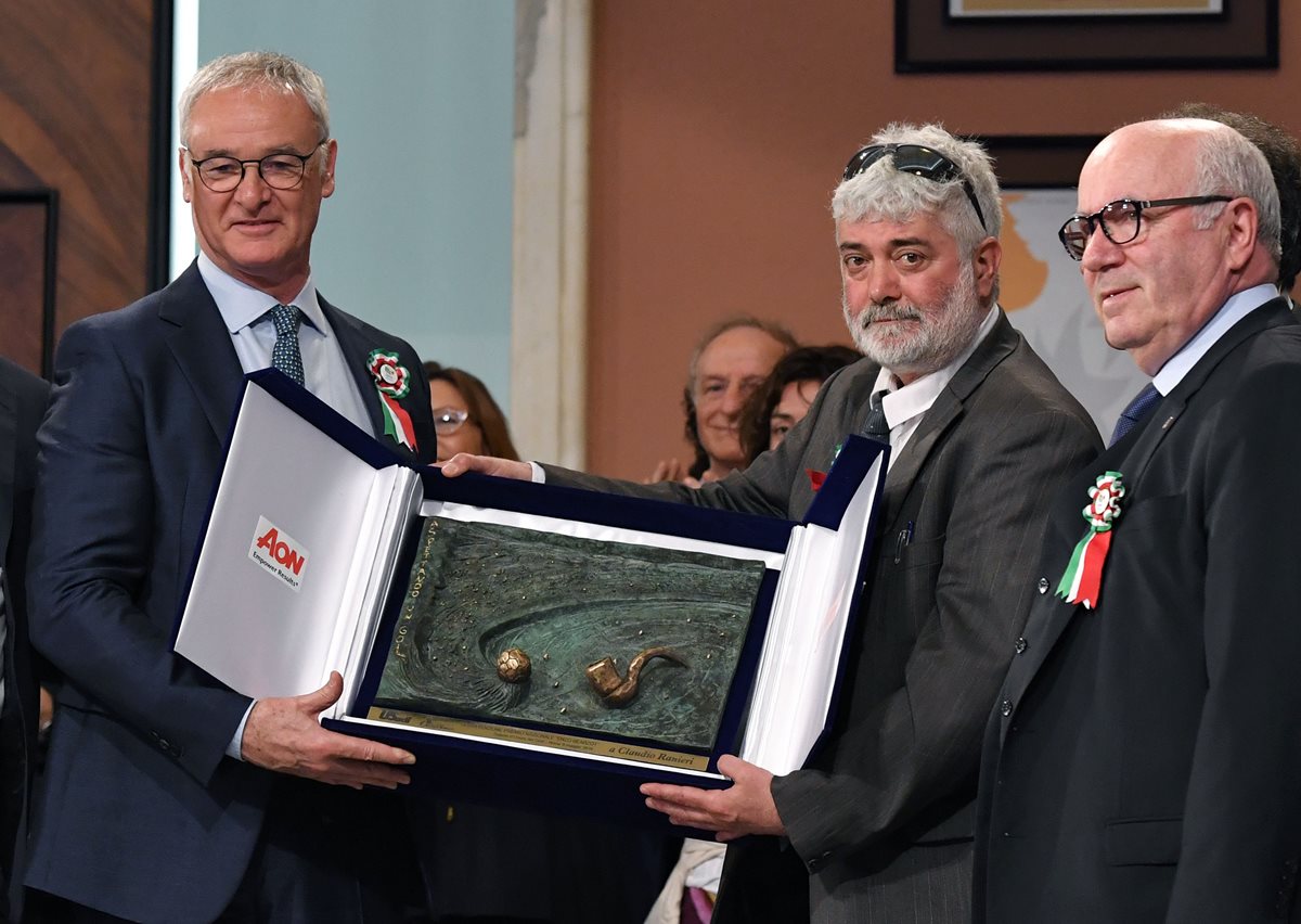El técnico italiano Claudio Ranieri recibió este lunes el premio Enzo Bearzot, galardón patrocinado por la Federación de Fútbol Italiana. (Foto Prensa Libre: AFP)