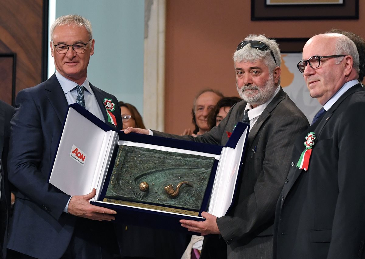El técnico italiano Claudio Ranieri recibió este lunes el premio Enzo Bearzot, galardón patrocinado por la Federación de Fútbol Italiana. (Foto Prensa Libre: AFP)