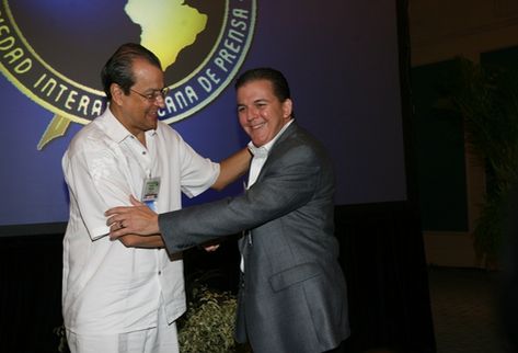 Alejandro Aguirre de Diario Las Americas de Miami Florida, felicita y  entrega el cargo a la presidencia a Gonzalo Marroquin, director de Prensa Libre.