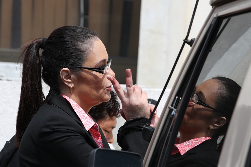 La ex vicepresidenta Roxana Baldetti en las afueras de la Torre de Tribunales, este jueves. (Foto Prensa Libre: Paulo Raquec).