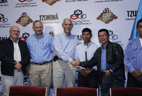 Guillermo Castillo, director general de la Cervecería, saluda a Gregorio Simaj, alcalde de Santa Cruz La Laguna, al anunciar el proyecto en conjunto.