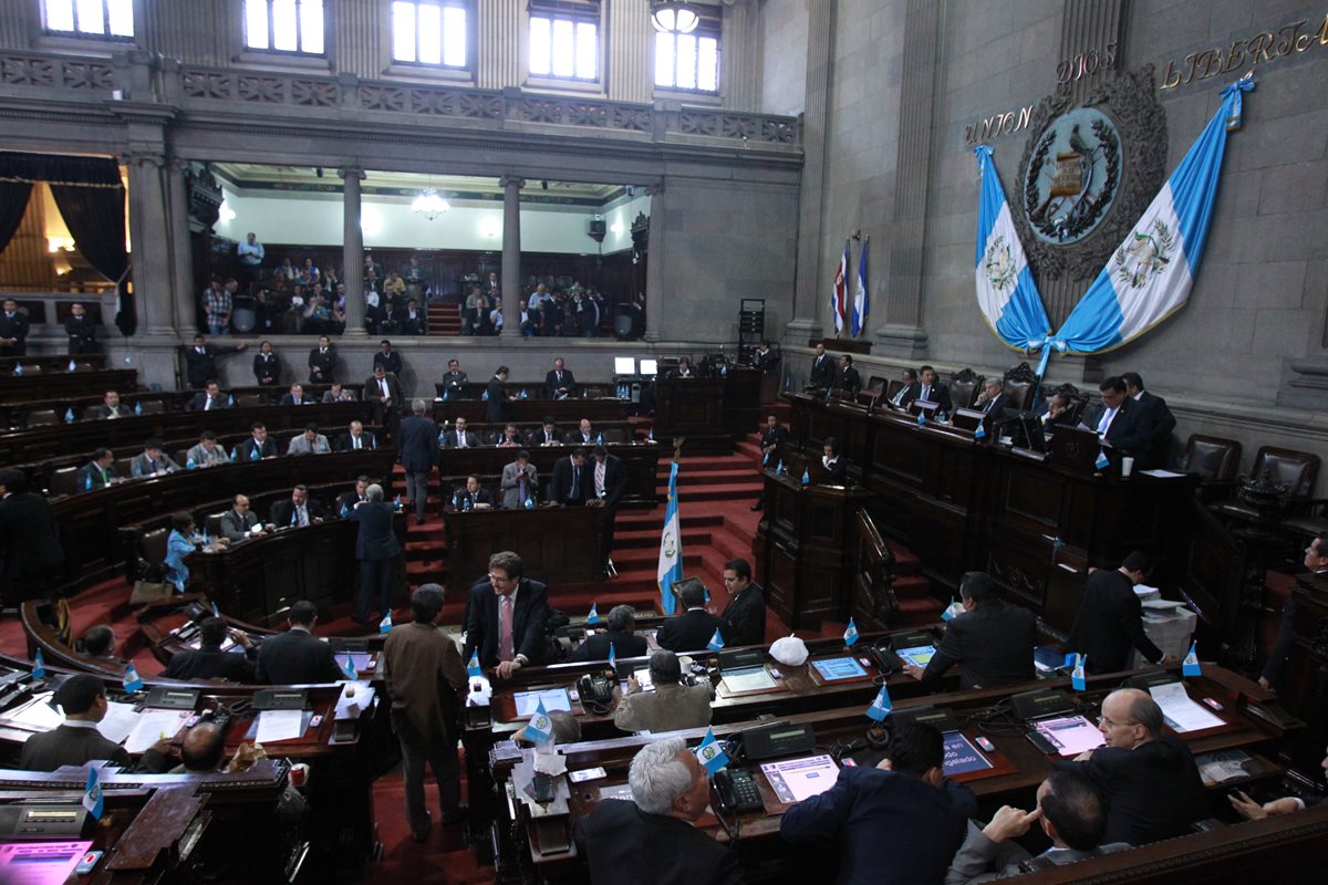 Seis diputados renunciaron a la bancada oficial, incluido el subjefe del bloque José Fernández. (Foto Prensa Libre: Hemeroteca PL)