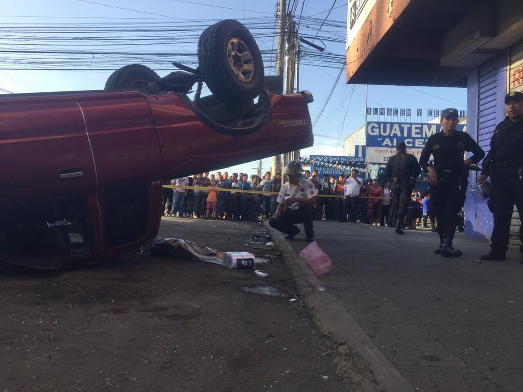 El picop volcó luego de chocar contra otro vehículo en la zona 9. (Foto Prensa Libre: CVB)