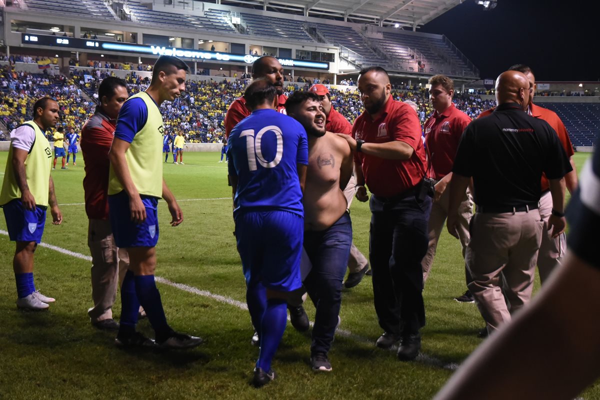 José Manuel Contreras se acercó para ayudar al aficionado. (Foto Prensa Libre: Wilfredo Girón)