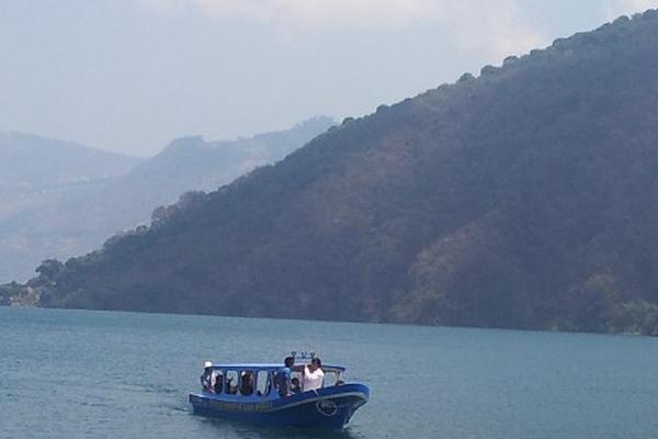 Autoridades de  distintas organizaciones   participan en  actividades para preservar lago.