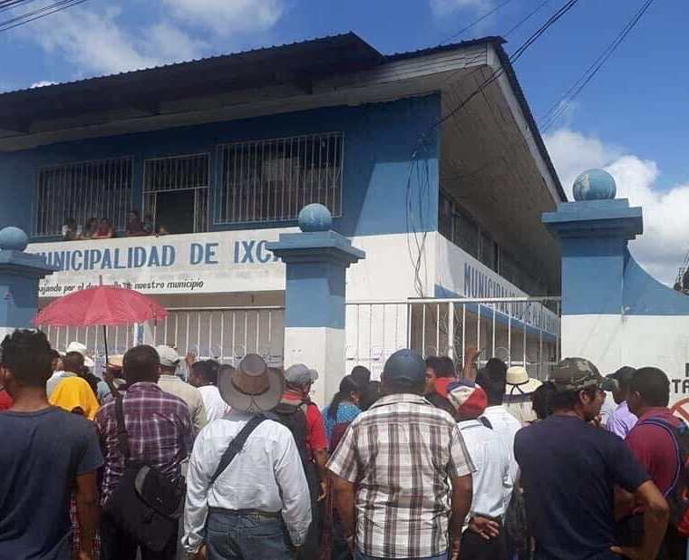 Vecinos de Ixcán se manifiestan frente a edificio municipal. (Foto Prensa Libre: Joel Pérez).