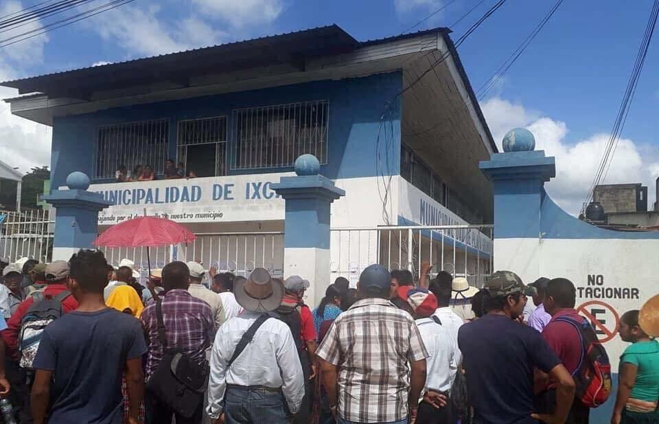 Vecinos de Ixcán se manifiestan frente a edificio municipal. (Foto Prensa Libre: Joel Pérez).