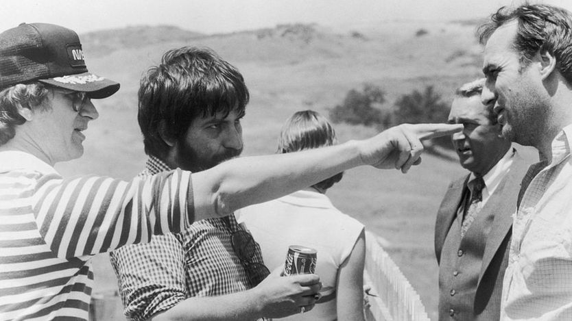 Steven Spielberg (izq.) con Tobe Hooper (centro), en el set de "Poltergeist". (GETTY IMAGES).