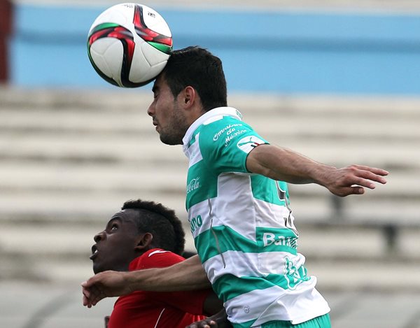 El jugador cubano Maykel Reyes (i) disputa el balón con César Ibáñez (d), del Santos Laguna. (Foto Prensa Libre: AFP)