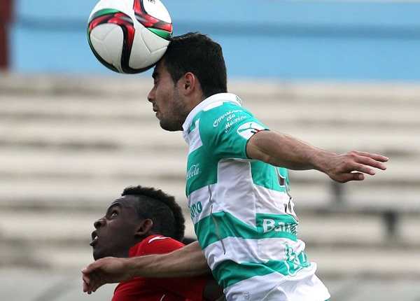 El jugador cubano Maykel Reyes (i) disputa el balón con César Ibáñez (d), del Santos Laguna. (Foto Prensa Libre: AFP)