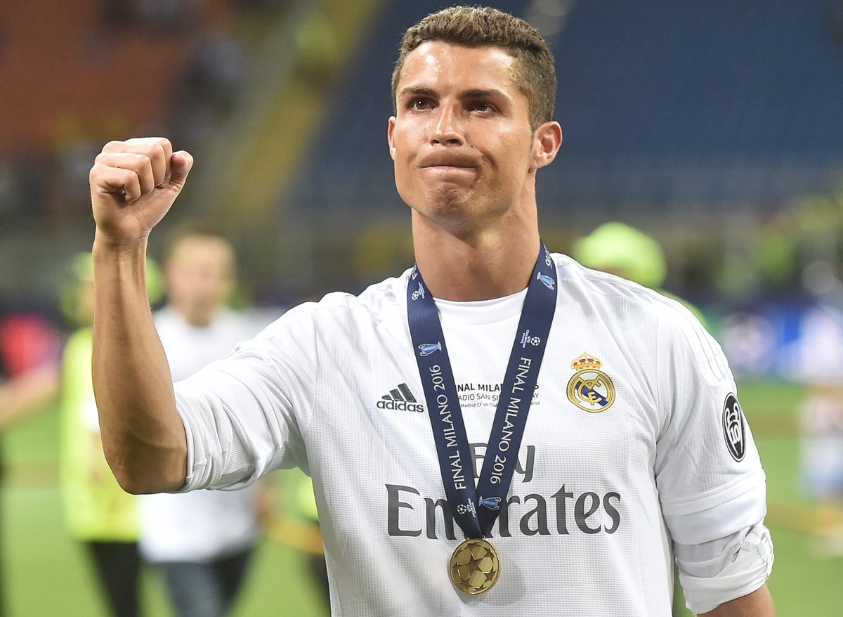 El delantero del Real Madrid, Cristiano Ronaldo festejó a lo grande el título. (Foto Prensa Libre: AFP)