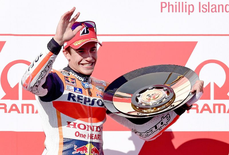 Marc Márquez celebra el triunfo en Australia. (Foto Prensa Libre: EFE)