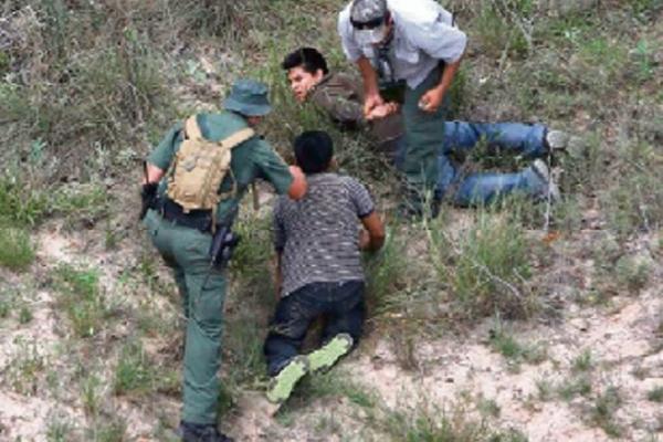 Agentes de  la  Patrulla Fronteriza de Texas detienen a migrantes  indocumentados en medio de matorrales a unos 60 kilómetros al norte de  la frontera de EE. UU. con México, en el condado de Brooks, cerca de  Falfurrias, Texas.