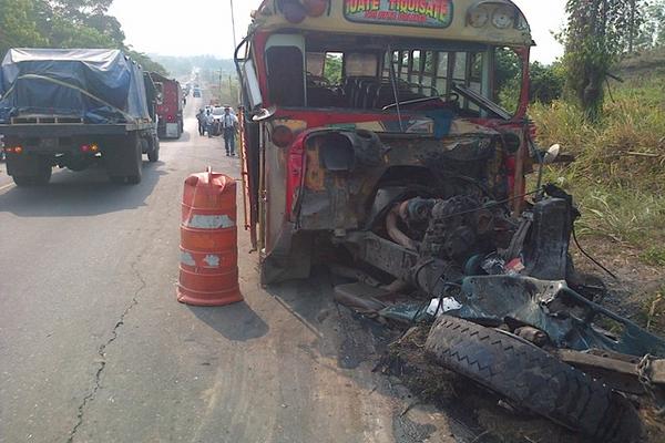La parte frontal del autobús quedó destruida. (Foto Prensa Libre: Enrique Paredes). <br _mce_bogus="1"/>