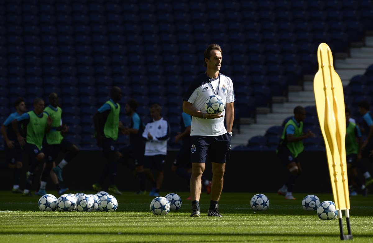 Julen Lopetegui dirige el entrenamiento del Porto FC en el estadio Dragao. (Foto Prensa Libre: AFP)