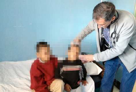 Niños víctima de violencia doméstica son revisados por un médico. (Foto Prensa Libre: Archivo)