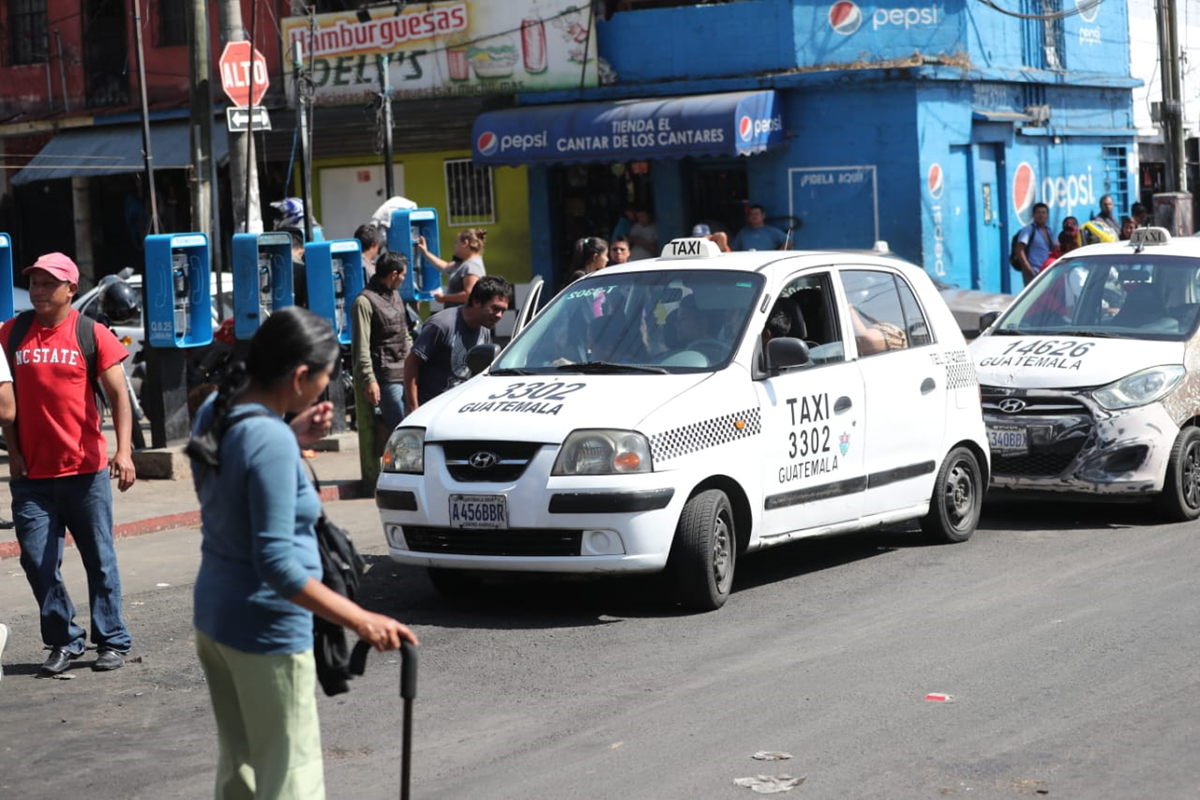 Usuarios buscaron medios alternativos para trasladarse, debido al paro de buses. (Foto Prensa Libre: Érick Ávila)