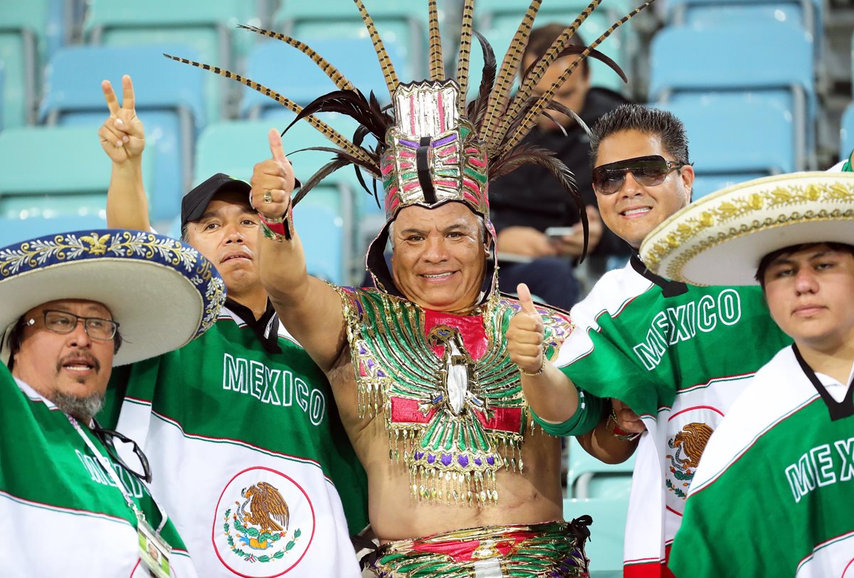 Seguidores mexicanos posan para los fotógrafos antes del inicio del encuentro entre México y Nueva Zelanda en el Fisht Stadium, en Sochi (Rusia).