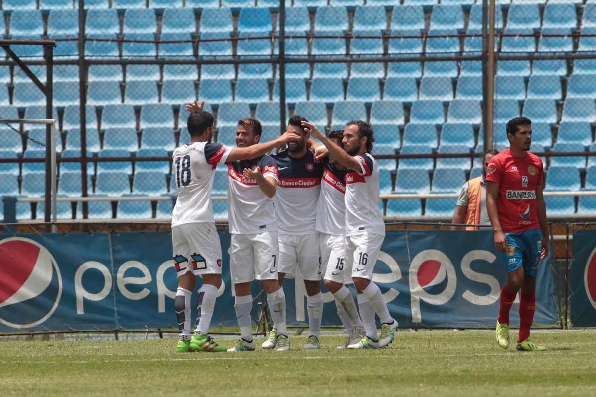 Los jugadores de San Lorenzo festejan después del gol de Blanco. (Foto Prensa Libre: Norvin Mendoza)