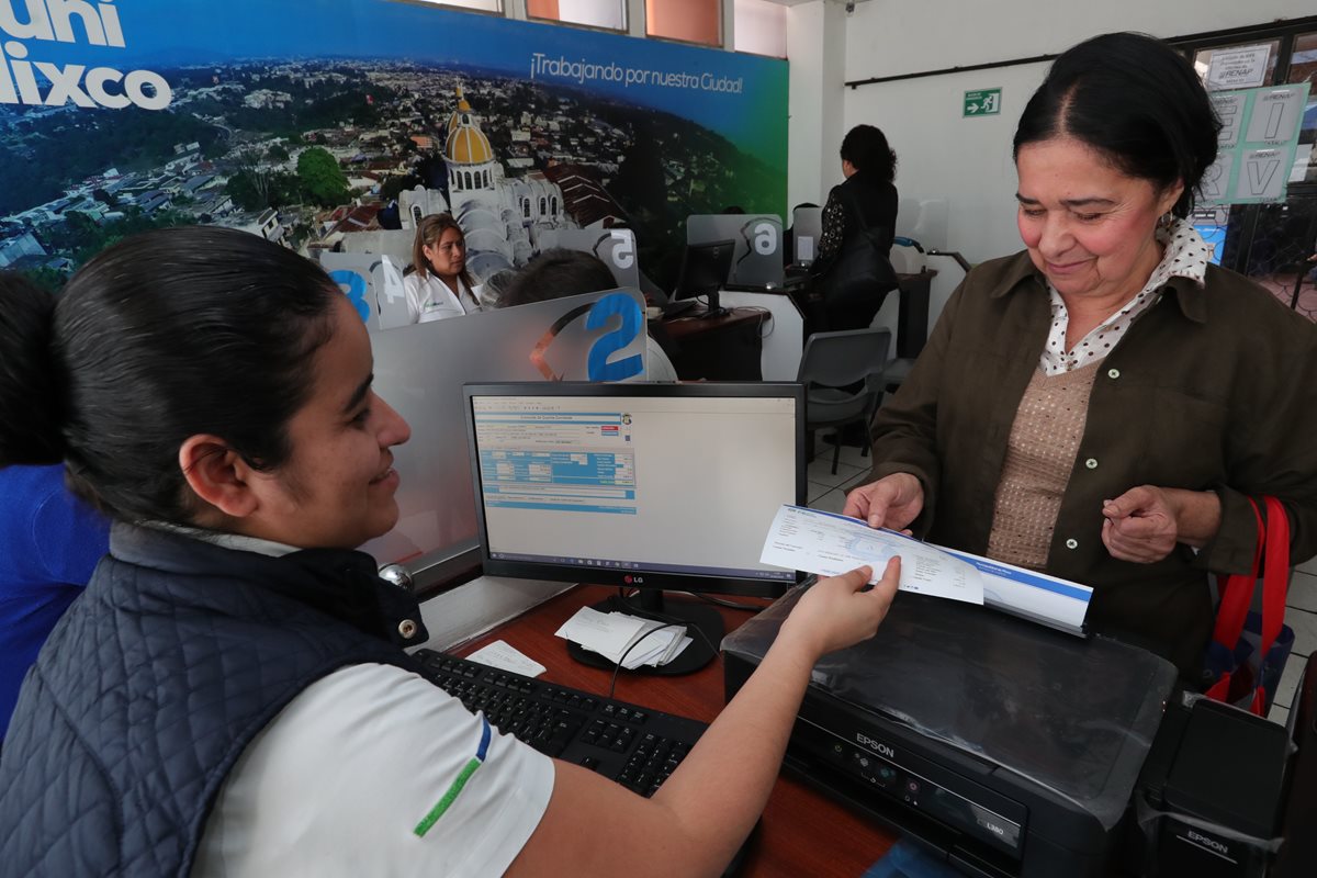 Vecinos de Mixco hacen el pago del IUSI en el edificio municipal, en la zona 1. (Foto Prensa Libre: Estuardo Paredes)