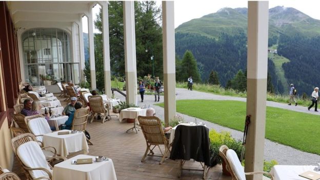 El histórico hotel Schatzalp está situado en un valle alpino, que presiden sobre verdes pastos. MIKE MACEACHERAN