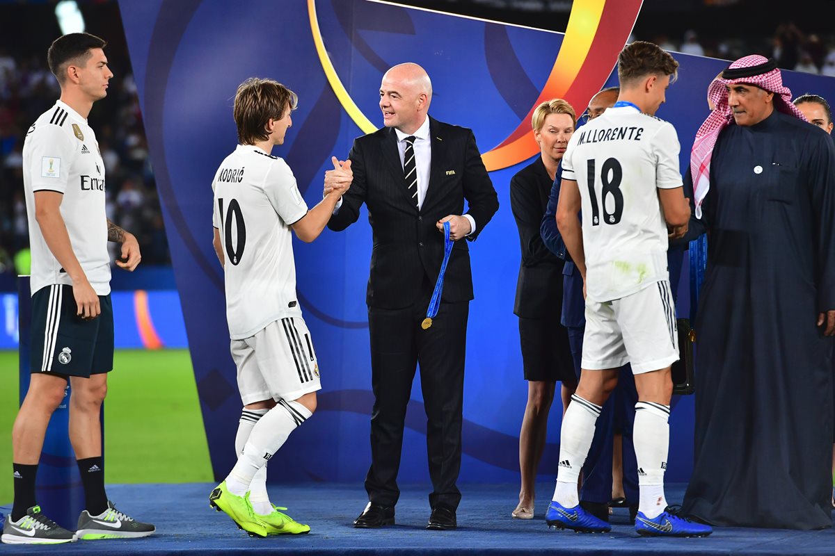 Luka Modric recibe su medalla como campeón del mundial de clubes. (Foto Prensa Libre: AFP)