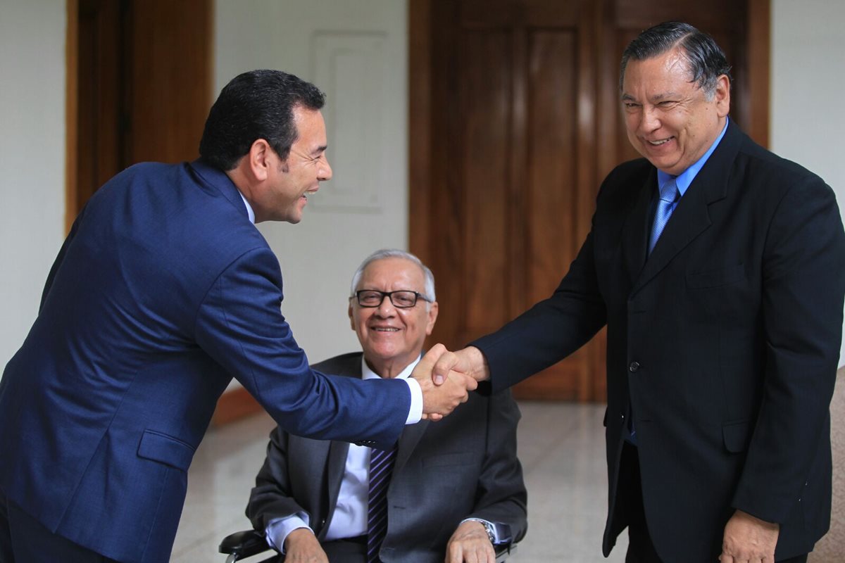 El presidente electo Jimmy Morales y el presidente Alejandro Maldonado Aguirre se reunieron este lunes para revisar el proceso de transición. (Foto Prensa Libre: Esbin García)