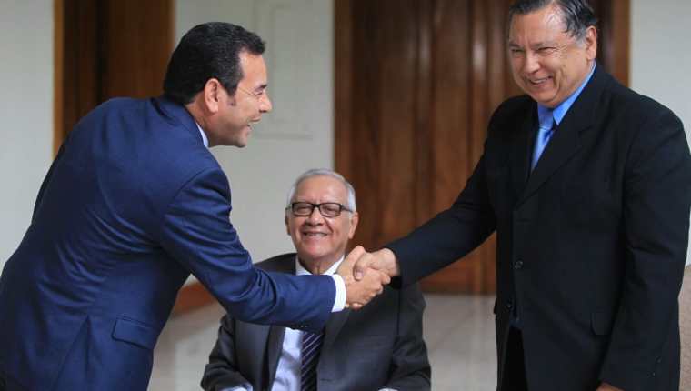 El presidente electo Jimmy Morales y el presidente Alejandro Maldonado Aguirre se reunieron este lunes para revisar el proceso de transición. (Foto Prensa Libre: Esbin García)