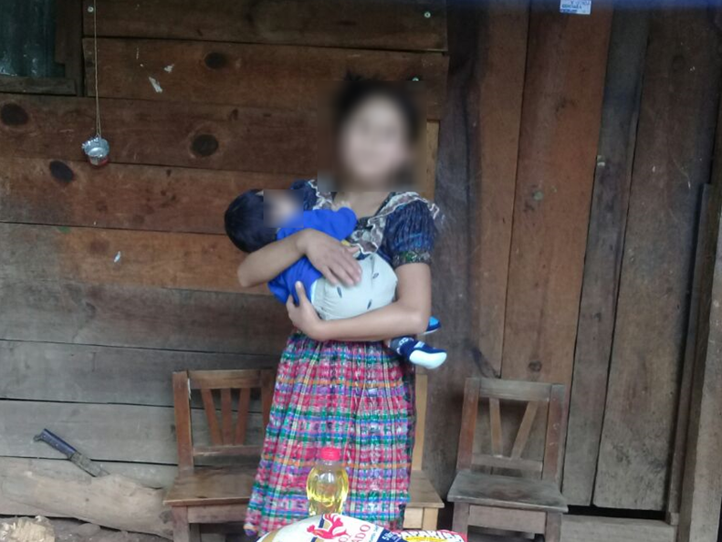 Una niña carga a su bebé en un área rural de Huehuetenango. (Foto: Osar)