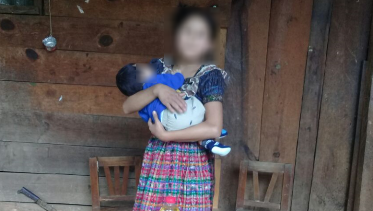 Una niña carga a su bebé en un área rural de Huehuetenango. (Foto: Osar)