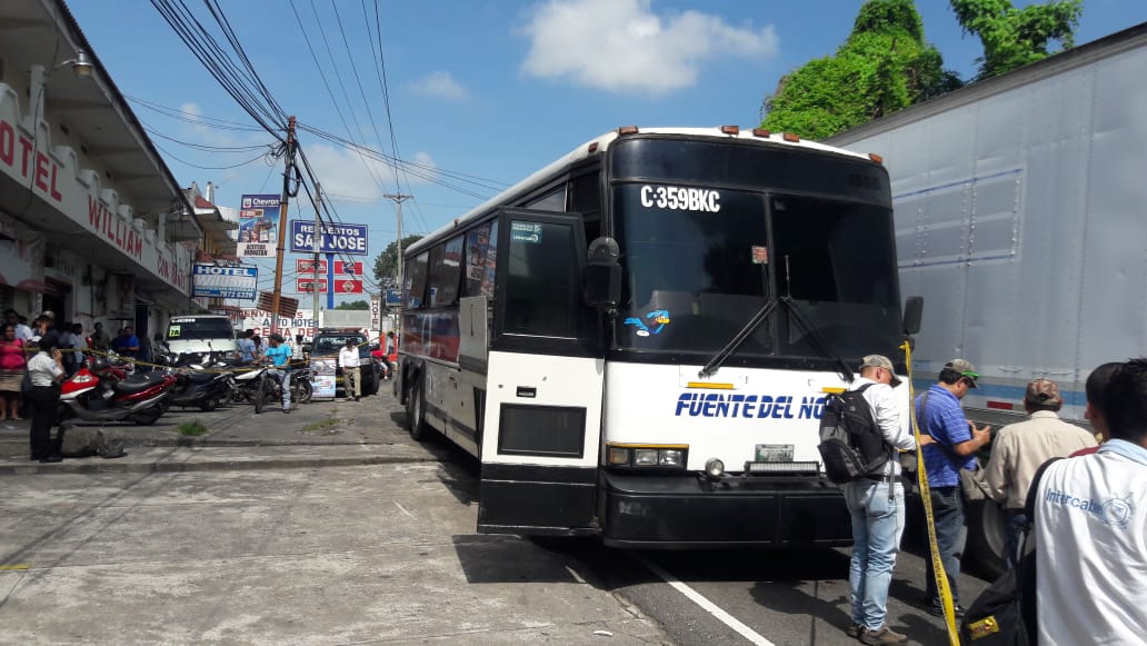 El conductor de este bus de transportes Fuentes del Norte murió baleado en la zona 3 de Mazatenango, Suchitepéquez. (Foto Prensa Libre: Cristian Icó Soto)