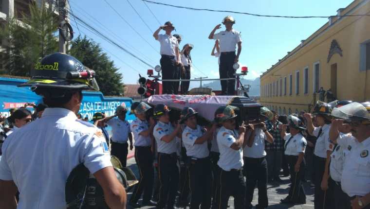 Los restos de Ciro Edgardo Camey Ovalle, fueron traslados a la 5ta estación de Bomberos Voluntarios en Xela. (Foto Prensa Libre: Cortesía)