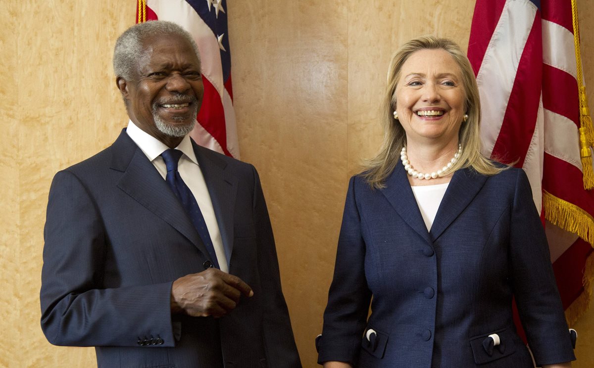 Kofi Annan junto a la entonces Secretaria de Estado Hillary Clinton, el 30 de junio de 2012.