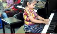 Marlyn Yahaira Tubac Toj, de 4 años, interpreta melodías en el piano. (Foto Prensa Libre: Youtube)