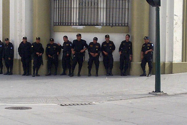 Policías resguardan la Casa Presidencial y el Palacio Nacional de la Cultura. (Foto Prensa Libre: Manuel Hernández)