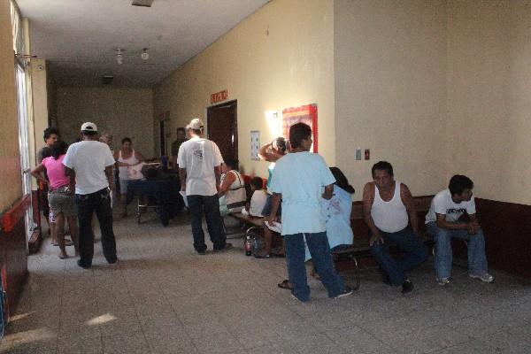 Usuarios del Hospital Nacional de Tiquisate están molestos por la lentitud en la atención.