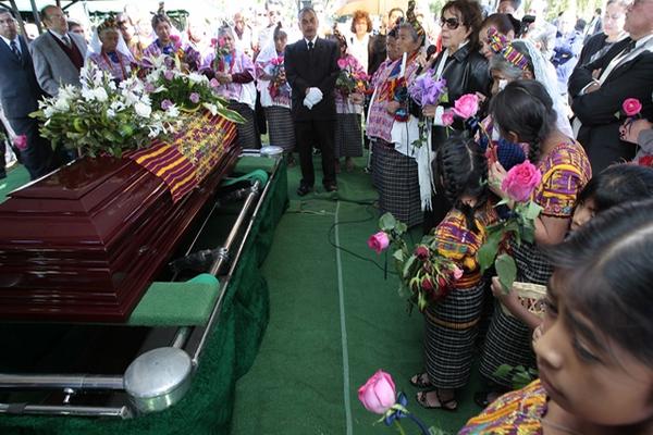 Familiares y amigos de la cantante guatemalteca Alicia Azurdia la despiden en el cementerio Las Flores. (Foto Prensa Libre: Álvaro Interiano)<br _mce_bogus="1"/>