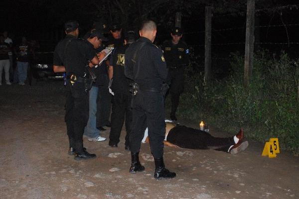 Agentes recaban datos de crimen.