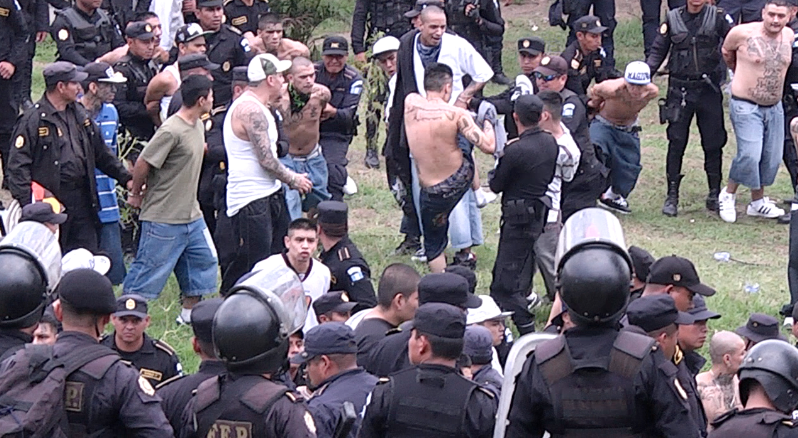 Un grupo de 13 pandilleros fueron sentenciados entre 6 y 40 años cárcel, por extorsionar a comerciantes. (Foto Prensa Libre: Hemeroteca PL)