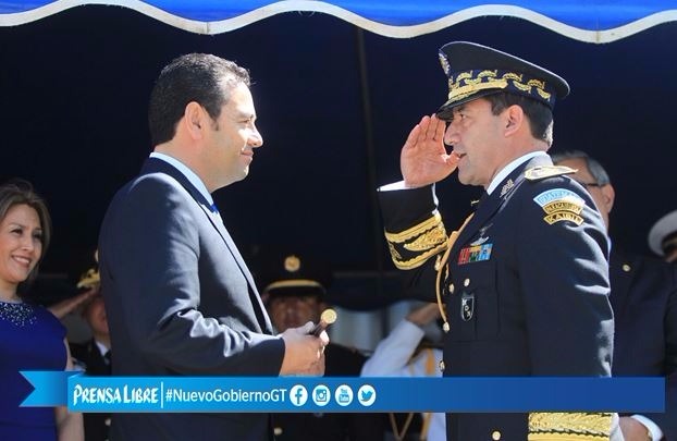 El Ejército reconoce a Jimmy Morales como comandante General, el ministro Mancilla, entregó el bastón militar. (Foto Prensa Libre: E. García)