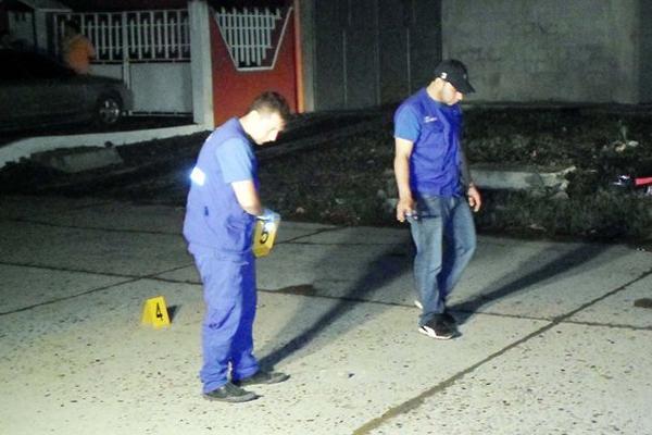 Investigadores buscan evidencias en el lugar donde murió baleada Ismelda Fuentes, en Puerto Barrios. (Foto Prensa Libre: Edwin Perdomo)