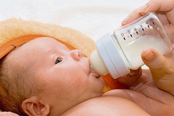 Después de que se  alimente al bebé es importante que expulse el aire para evitar regurgitaciones. (Foto Prensa Libre: Archivo)